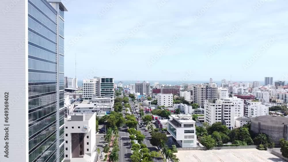 Drone vuelan por encima de la calle entre edificios modernos de altura con fachadas de color. Drone vuelan por encima de la calle entre edificios modernos de altura con fachadas de color.