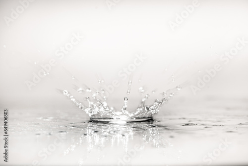 Macro de corona de gota de agua al chocar con superficie, blanco y negro, transparencia