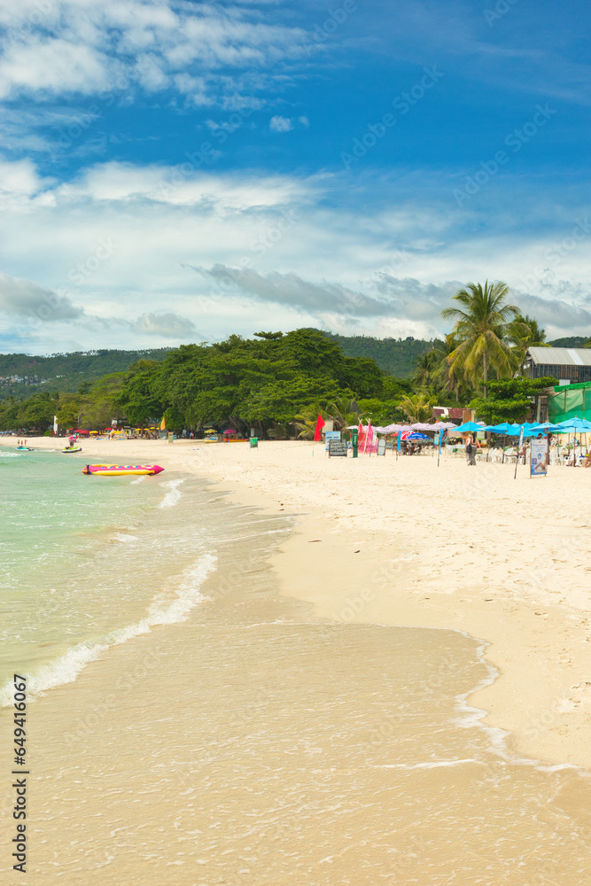 KOH SAMUI, THAILAND - SEPTEMBER 04,2023: Beautiful beach. View of nice tropical beach with white sand ,blue sea and blue sky. Holiday and vacation concept. Tropical beach Chaweng Noi beach, Samui.