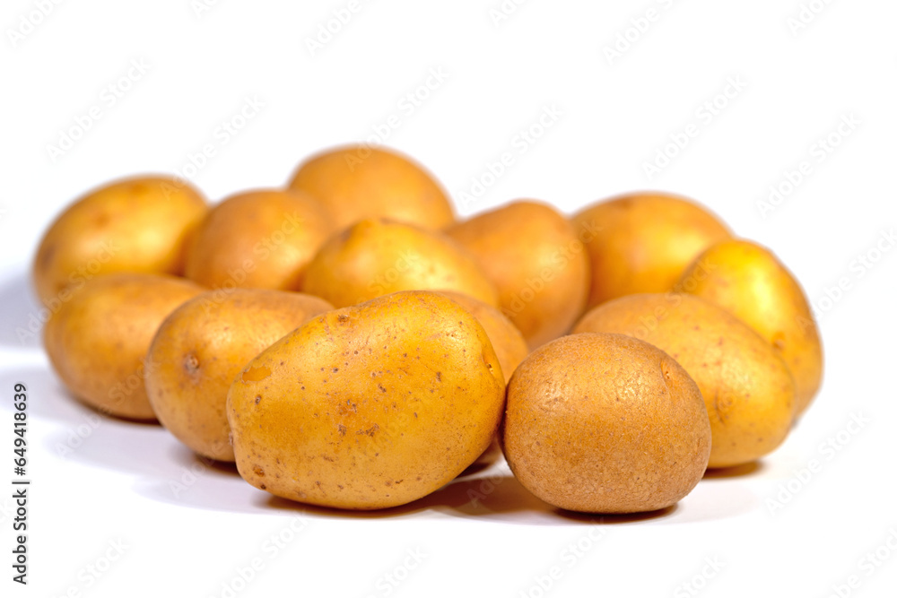 Kartoffeln isoliert vor weißem Hintergrund Kartoffeln isoliert vor weißem Hintergrund