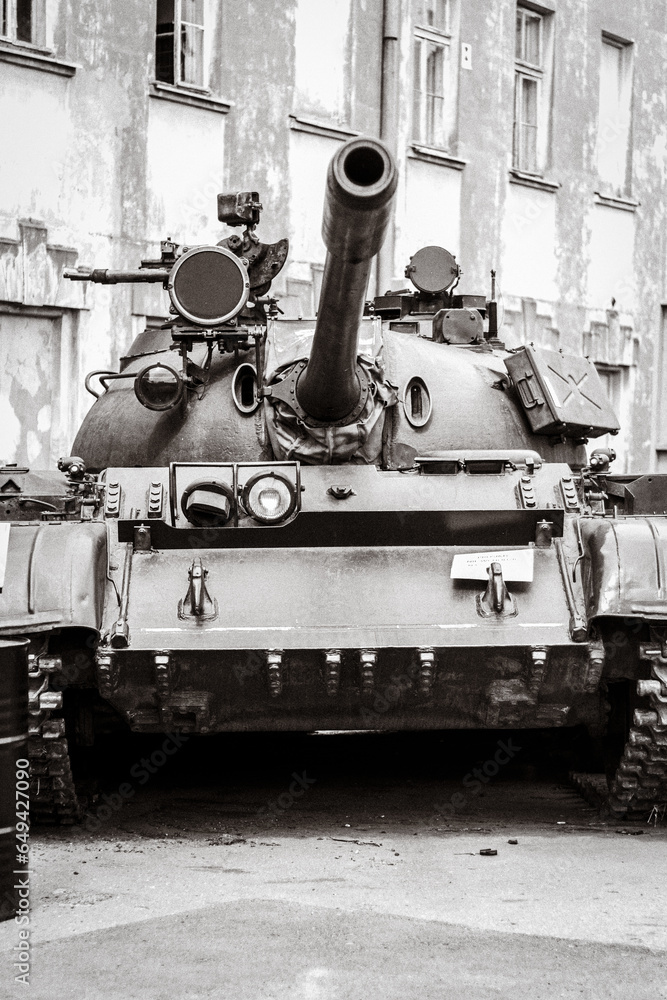 Stary radziecki czołg serii T znajdujący się w muzeum w Modlinie - obrazy, fototapety, plakaty 