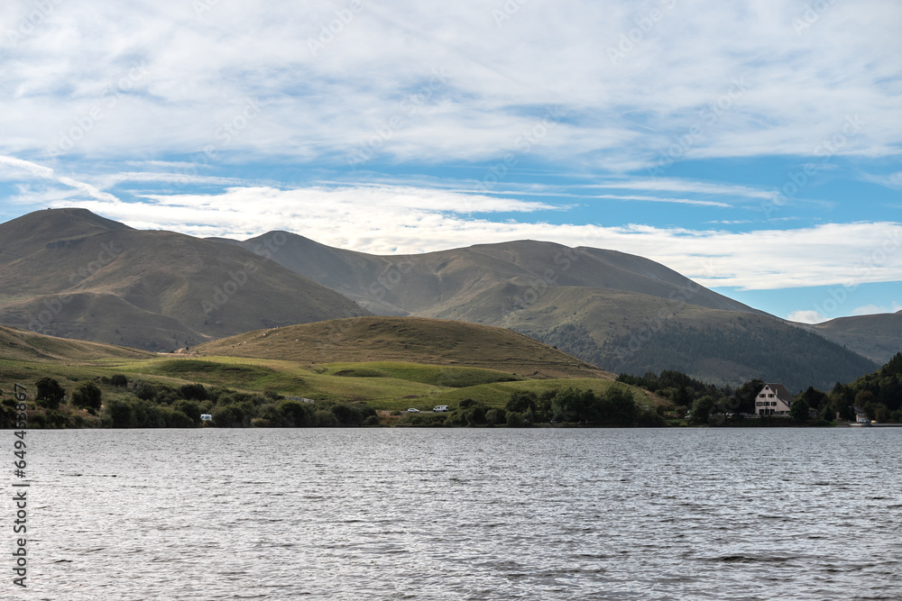 Le lac de guèry en Auvergne en France en automne 