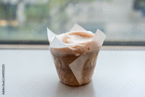 Obraz na płótnie strawberry cupcake - strawberry frosting over vanilla sponge cake w salonie