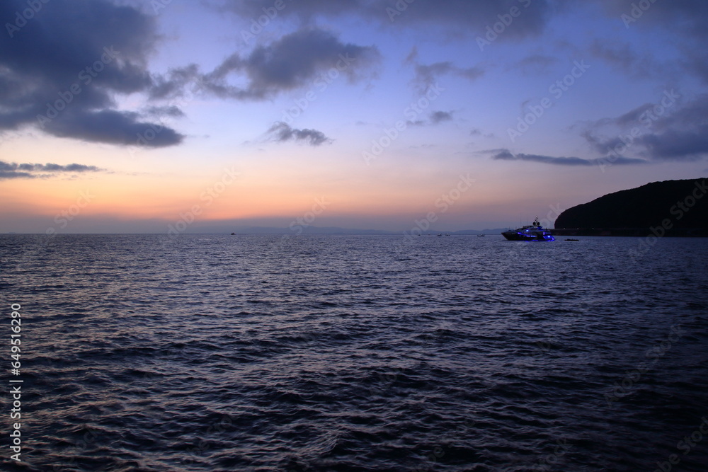 夜明け前の港の綺麗な風景