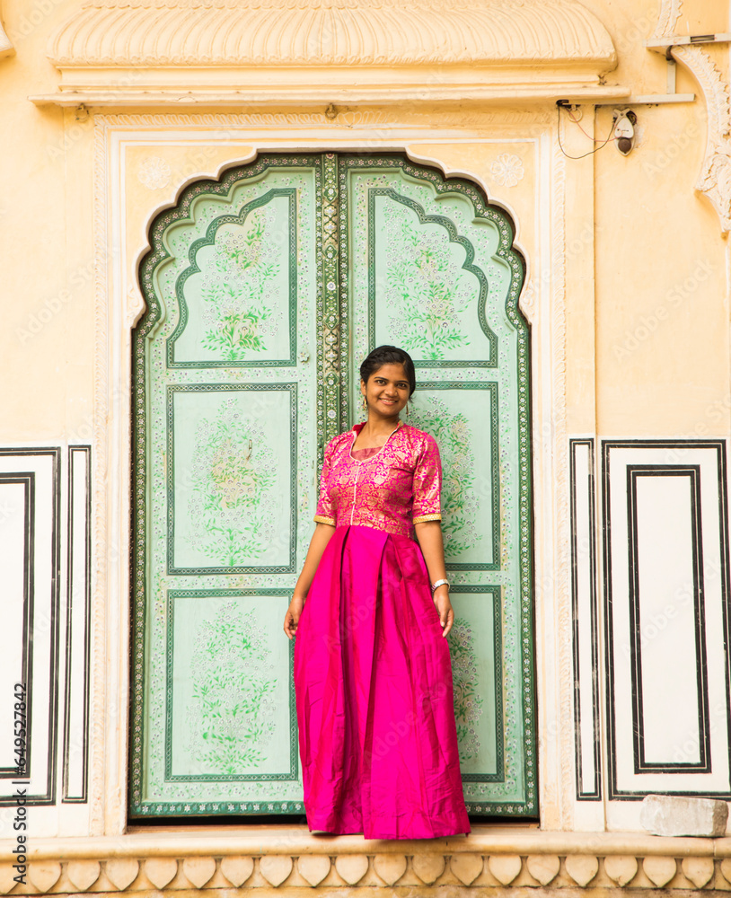 Obraz premium Indian young woman at city palace Jaipur in Rajasthan state, India