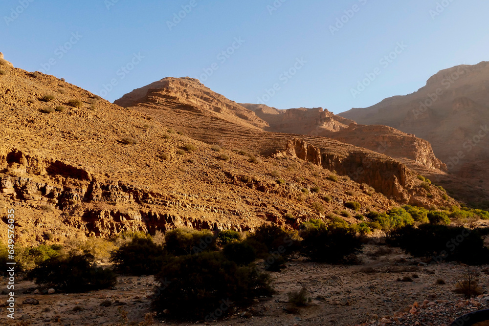 La valle dell'oasi di Tafraoute, Ait Mansour  circondata da montagne su cui sorgono antichi villaggi fortificati. Souss Massa, Marocco