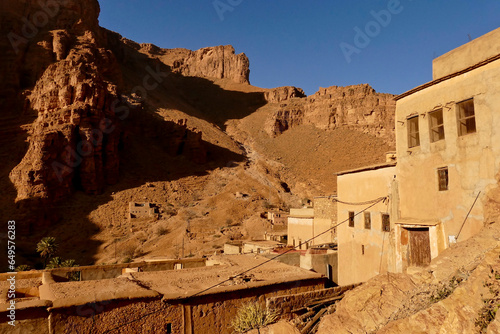 La valle dell'oasi di Tafraoute, Ait Mansour  circondata da montagne su cui sorgono antichi villaggi fortificati. Souss Massa, Marocco © anghifoto