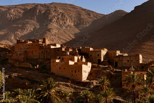 La valle dell'oasi di ait mansour circondata da montagne su cui sorgono antichi villaggi fortificati photo
