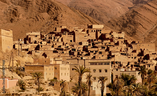 La valle dell'oasi di ait mansour circondata da montagne su cui sorgono antichi villaggi fortificati photo