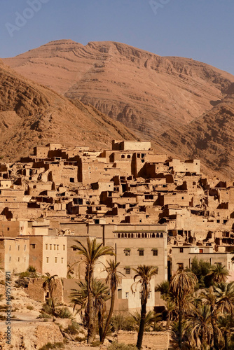 La valle dell'oasi di ait mansour circondata da montagne su cui sorgono antichi villaggi fortificati photo