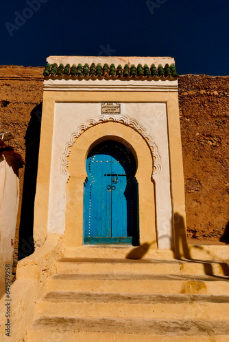 La moschea di Zaouia Timguidcht con il suo minareto dal tetto di tegole verdi. Regione di Tafraout, Souss Massa. Marocco © anghifoto