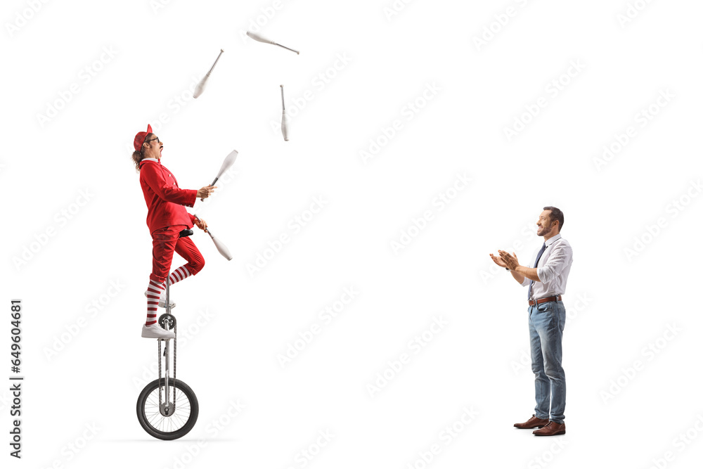 Man giving applause to an acrobat riding a giraffe unicycle and juggling - obrazy, fototapety, plakaty 