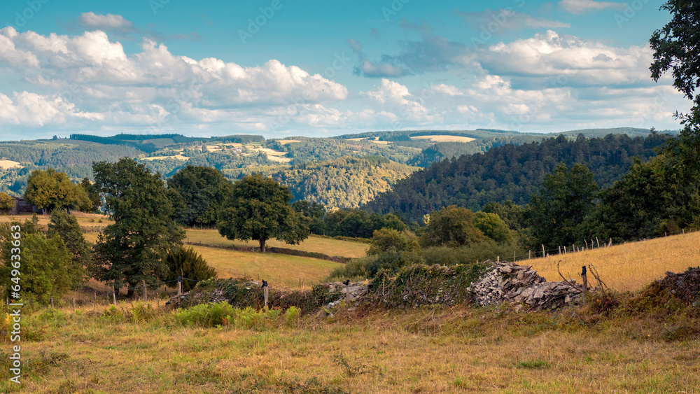 Obraz premium Path in the Lugo Mountains, Galicia, Spain. This region in northwestern Spain is teeming with stunning and uncrowded hiking trails