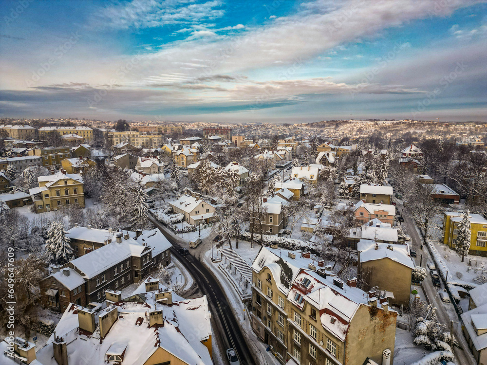 Obraz na płótnie Budynki i bloki mieszkalne miasta Bielsko-Biała w zimie widoczne z lotu ptaka, w tle góry Beskidu i lekko zachmurzone niebo  w salonie