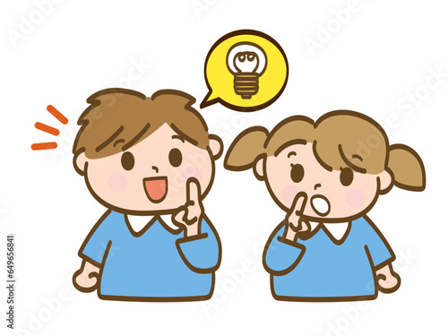 ナイスアイデアをひらめいた男の子とそれを見てびっくりする女の子_保育園児の兄妹
