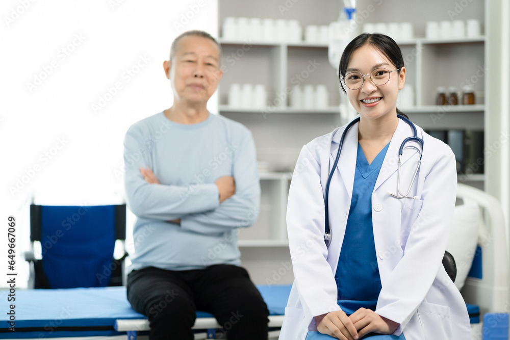 Fototapeta premium healthcare and people concept - doctor talking to male patient at bed in hospital.