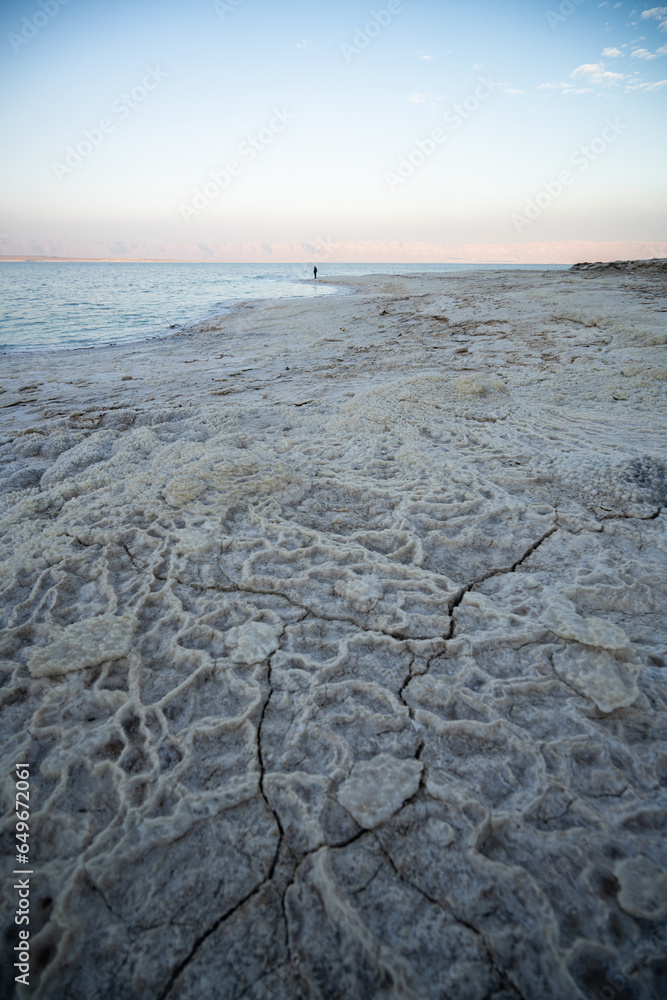 Wschód słońca na wybrzeżu Morza Martwego, Jordania - obrazy, fototapety, plakaty 