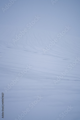 Minimalistyczne zdjęcie lodowca na Islandii zasypanego świeżym śniegiem