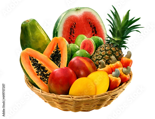 cesta de palha com mamão, melancia, abacaxi, manga, caju e goiaba isolado em fundo transparente - cesta de vime com frutas tropicais frescas