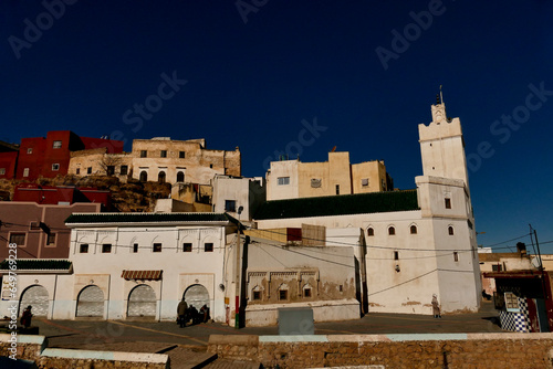 Bhalil Marocco famosa nel mondo per le sue case grotta, colorate e collegate tramite ponti. photo