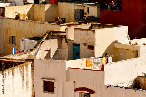 Bhalil Marocco famosa nel mondo per le sue case grotta, colorate e collegate tramite ponti.