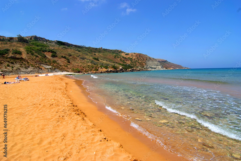 spiaggia di ramla bay a gozo sabbia color rossastra