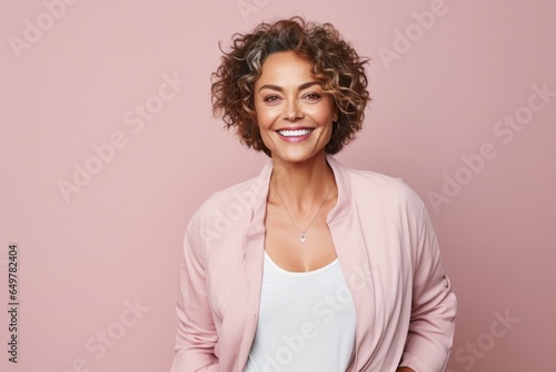 Obraz na płótnie Cheerful woman with curly hair and delighted expression on colored background w salonie