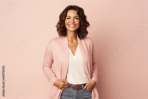 Obraz na płótnie Cheerful woman in casual clothing smiling for photo shoot with colored background w salonie