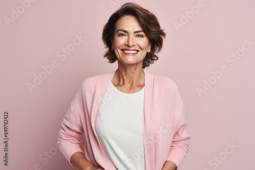 Obraz na płótnie Cheerful woman with pink attire smiling and looking at camera w salonie