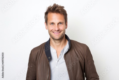 Obraz na płótnie Cheerful bearded man in casual clothing smiling at camera on white background w salonie