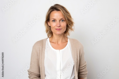Obraz na płótnie Confident, elegant woman with a natural beauty, smiling at camera in indoor studio shoot w salonie