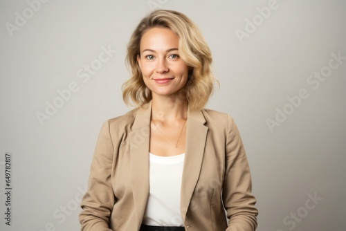 Obraz na płótnie Cheerful mature woman with grey hair smiling and making eye contact in studio portrait w salonie