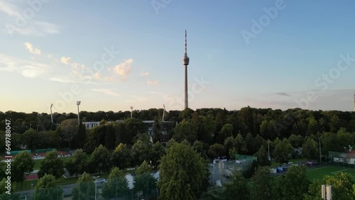 n diesem faszinierenden Video fängt die Kamera mit einer spektakulären Bewegung vom Himmel aus an, sich in Richtung des imposanten Stuttgarter Fernsehturms zu bewegen, und fliegt dann rückwärts raus. photo