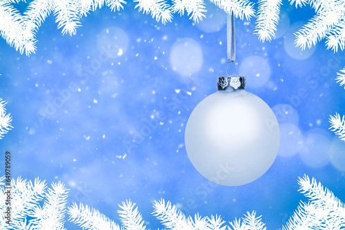 Blauer Weihnachtshintergrund mit Weihnachtskugel