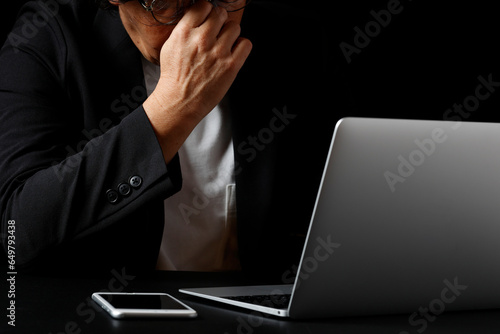パソコンの前で疲れたビジネスマン photo