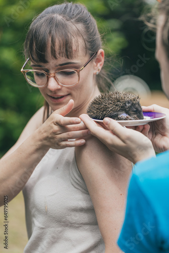 Frau sorgt sich um jungen Igel, Igelbaby, Jungtier. Menschen Tier. Vorsorge. Versorgen. Füttern.