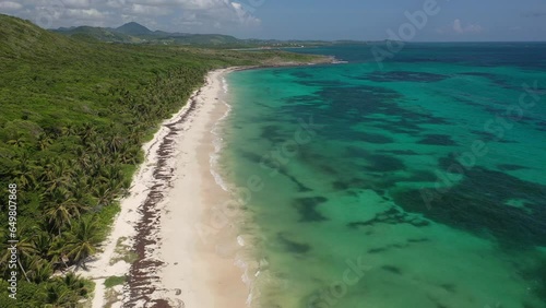 Plage déserte en Martinique