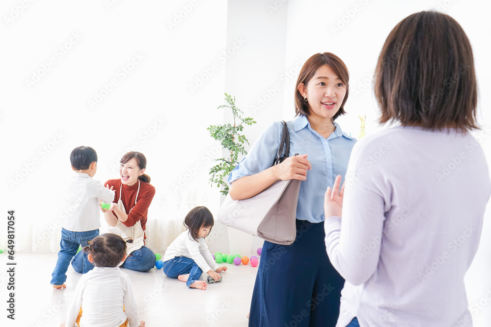 Obraz premium 幼稚園の送り迎えをするビジネスウーマン