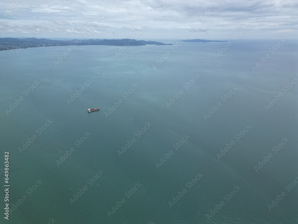 휴양도시 태국 파타야의 바다위에 떠있는 한척의 배, 한척의 요트
