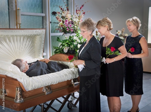 Cuadro en lienzo Three Women Standing By A Man's Body Laying In A Coffin