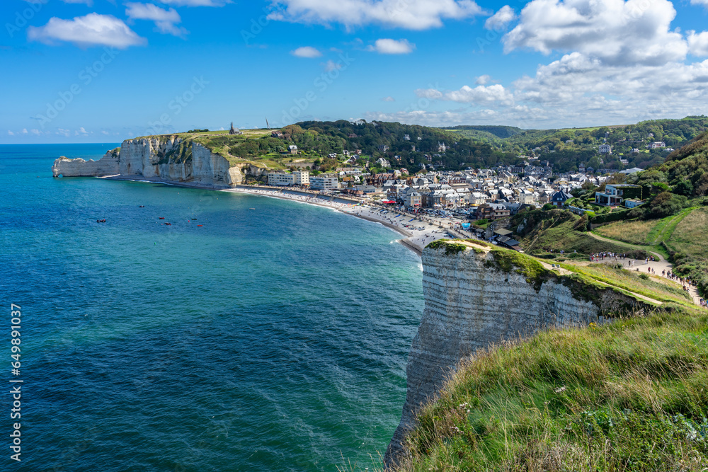 Urlaub in der Normandie, Frankreich: Sehenswürdigkeit, Naturwunder - Felsenformationen und Steilküste Falaises d'Étretat mit Blick auf das Seebad Etretat