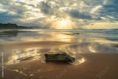 Atardecer con reflejos en la playa de Sopelana