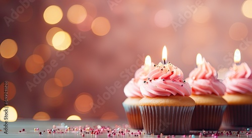 świeczka w mufince urodzinowa paląca sie w dniu urodzin
