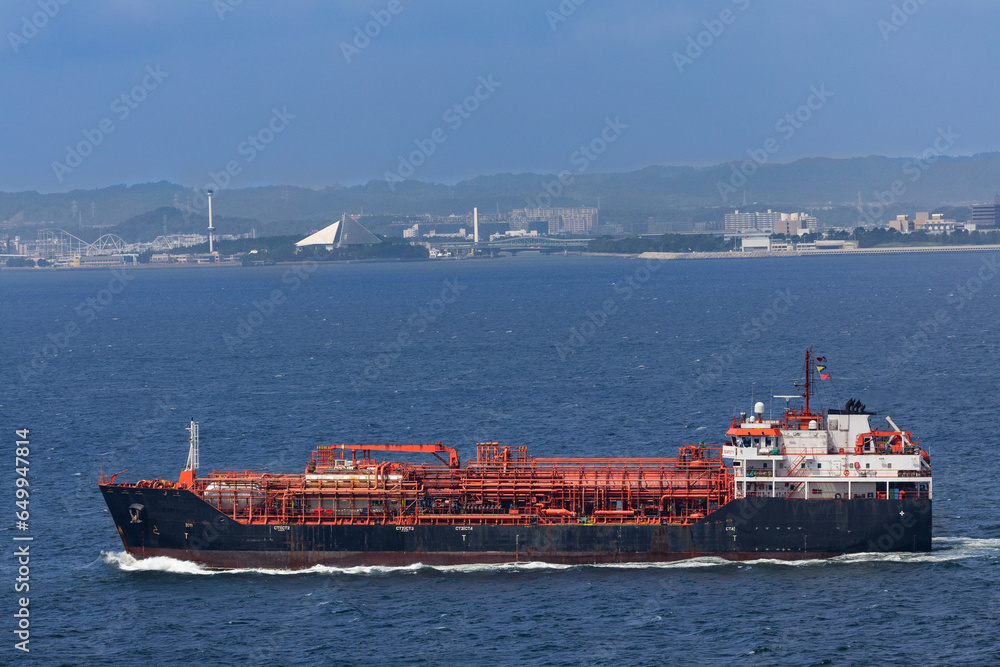 東京湾を航行する赤い船LPGタンカー