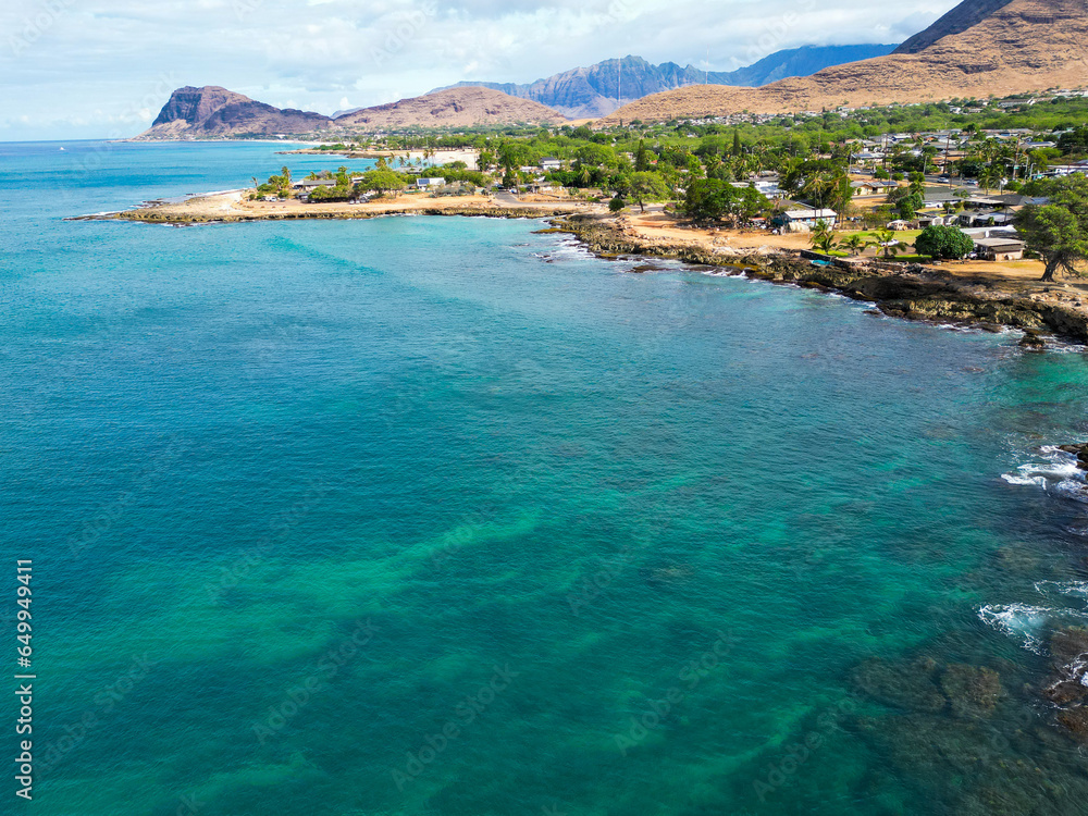 Φωτογραφία The West Coast of Oahu, Hawaii, showing the rugged coast and waves and the Stark Energy of Erosion