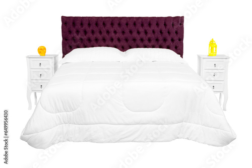 Tableau sur toile Cama de casal com cabeceira almofadada de cor vinho e  edredom de cor branco e dois criados mudo de cor branca