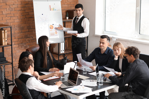 Male business consultant gi...