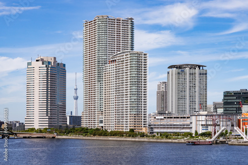 水辺に建つ東京のビル群 © taka