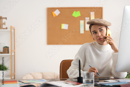 Female interior designer ta...