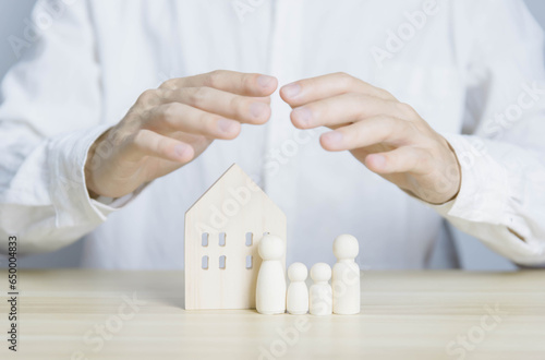 фотографія hand protect family and home, risk plan agent, and service health safety